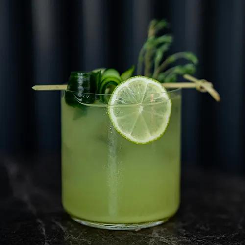 Cocktail Basil Smash frais garni de feuilles de basilic vert au restaurant La Table de Trois à Bordeaux
