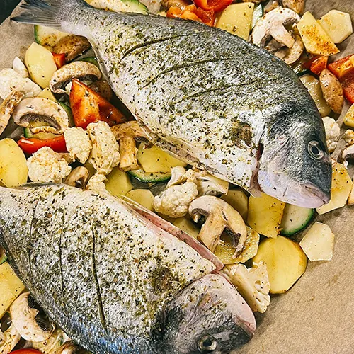 Dorade grillée servie avec des tranches de citron au restaurant La Table de Trois à Bordeaux
